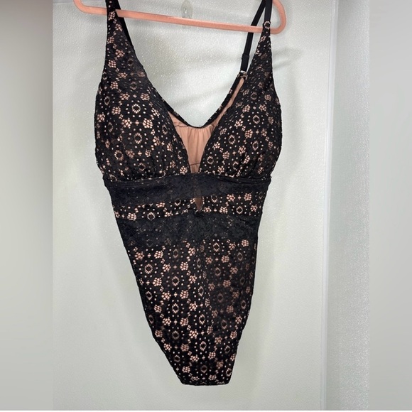 Swimsuits For All Black and White Patterned One-Piece - Picture 2 of 6